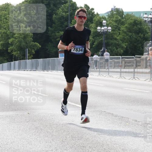 29.06.2025 - hella hamburg halbmarathon Lena Gebhardt http://msf.ph/oto/8417080 29.06.2025 09:41:01 Lombardsbrücke 17886, 7834, 5253, 6816, 7834, 7963, 9151, 9475, 11210, 11829, 12373, 14360, 14766, 15526, 17771, 17886, 18930 meine-sportfotos.de