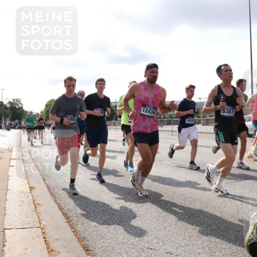 29.06.2025 - hella hamburg halbmarathon Lena Gebhardt http://msf.ph/oto/8417087 29.06.2025 09:51:06 Lombardsbrücke 88, 5387, 12434, 1136, 1256, 1441, 1677, 1912, 1941, 1962, 2546, 2579, 3056, 3626, 3700, 3947, 4854, 4888, 4889, 4893, 5026, 5087, 5275, 5387, 5506, 5752, 5916, 6080, 6429, 6593, 6639, 6686, 6687, 6721, 6901, 7110, 7116, 7284, 7378, 7635, 7693, 7962, 8091, 8122, 8319, 8574, 8958, 8966, 9262, 9313, 9371, 9380, 9755, 9833, 9885, 10064, 10193, 10415, 10469, 10783, 11281, 11284, 11305, 11907, 12153, 14201 meine-sportfotos.de