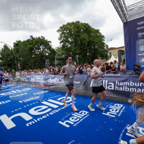 29.06.2025 - hella hamburg halbmarathon Zöllner http://msf.ph/oto/8417089 29.06.2025 10:50:46 Ziel 2234, 2788, 5115, 6662, 6712, 7134, 7583, 7952, 8657, 11356, 13701, 13808, 13875, 15426, 15720, 16291, 17129, 17908, 18229, 18370, 18413, 18820 meine-sportfotos.de