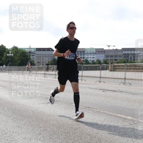 29.06.2025 - hella hamburg halbmarathon Lena Gebhardt http://msf.ph/oto/8417099 29.06.2025 09:41:02 Lombardsbrücke 7834, 5253, 6816, 7834, 7963, 9475, 11210, 11829, 12373, 14360, 14766, 15526, 17771, 17886, 18930 meine-sportfotos.de