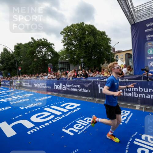 29.06.2025 - hella hamburg halbmarathon Zöllner http://msf.ph/oto/8417100 29.06.2025 10:28:26 Ziel 3075, 5328, 12529, 14140, 16711 meine-sportfotos.de