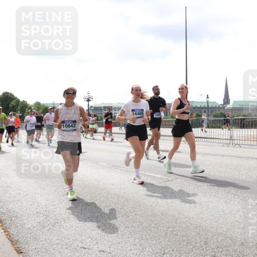 29.06.2025 - hella hamburg halbmarathon Lena Gebhardt http://msf.ph/oto/8417104 29.06.2025 10:42:27 Lombardsbrücke 10842, 14405, 12854, 1039, 1150, 1360, 1624, 1752, 1929, 1957, 1994, 2069, 2134, 2145, 2401, 2523, 2538, 2580, 2940, 2941, 2974, 3276, 3326, 3568, 3605, 3874, 4092, 4329, 4334, 4353, 4735, 4736, 4778, 4885, 4891, 4892, 5403, 5417, 5419, 5671, 5810, 6120, 6136, 6153, 6764, 6828, 6837, 6917, 7040, 7260, 7357, 7513, 7557, 7666, 8014, 8459, 8525, 8526, 8529, 8712, 8816, 9008, 9223, 9370, 9980, 10027, 10454, 10532, 10697, 12441, 13241 meine-sportfotos.de