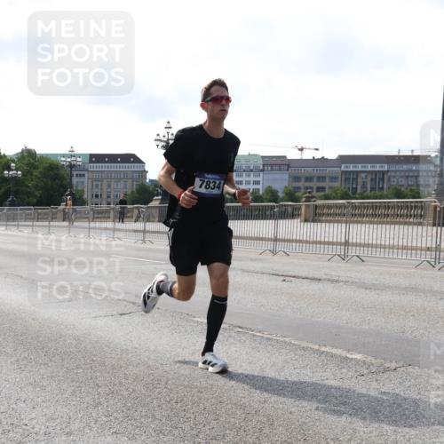 29.06.2025 - hella hamburg halbmarathon Lena Gebhardt http://msf.ph/oto/8417117 29.06.2025 09:41:02 Lombardsbrücke 7834, 5253, 6816, 7834, 7963, 9475, 11210, 11829, 12373, 14360, 14766, 15526, 17771, 17886, 18930 meine-sportfotos.de