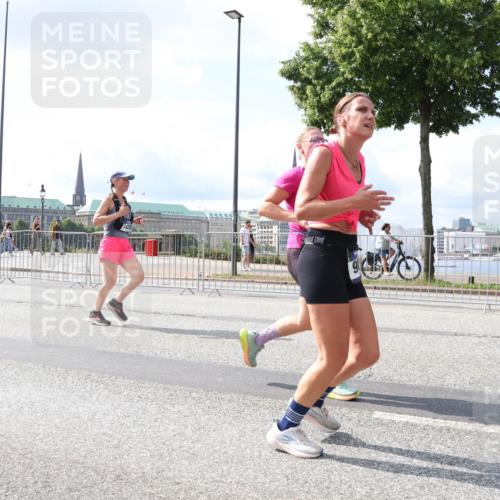 29.06.2025 - hella hamburg halbmarathon Lena Gebhardt http://msf.ph/oto/8417119 29.06.2025 10:05:18 Lombardsbrücke 1126, 1559, 1863, 1936, 1981, 2288, 2298, 2424, 2624, 3071, 3413, 3578, 4014, 4220, 4394, 4782, 4951, 5073, 6059, 6907, 6908, 7302, 7826, 8089, 8999, 9007, 9019, 9075, 9165, 9559, 9680, 9736, 9737, 9738, 10343, 10694, 11088, 11551, 11595, 11784, 11873, 12557, 13221, 13242, 13327, 13717, 14203, 14465, 14642, 16092, 16134, 16478, 16546, 16579, 16847, 17112, 17707, 17818, 18189, 18616, 18617, 19034 meine-sportfotos.de