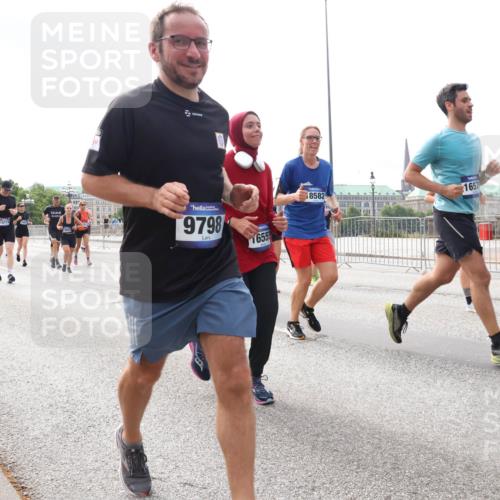 29.06.2025 - hella hamburg halbmarathon Lena Gebhardt http://msf.ph/oto/8417121 29.06.2025 10:17:53 Lombardsbrücke 3136, 11275, 9798, 1655, 8582, 1657, 1015, 1159, 1160, 1204, 1268, 1274, 1325, 1458, 1554, 1622, 1641, 1749, 1795, 1982, 2094, 2147, 2259, 2305, 2548, 2931, 3138, 3292, 3977, 4194, 4218, 4852, 5002, 5004, 5290, 5611, 5733, 6254, 6270, 6336, 6352, 6786, 7011, 7094, 7258, 7291, 7413, 7566, 7641, 7649, 7838, 7844, 7882, 7883, 8067, 8128, 8144, 8248, 8351, 8607, 8799, 8895, 9400, 9539, 9717, 9734, 9798, 9844, 9848, 9964, 10174, 10332, 10509 meine-sportfotos.de
