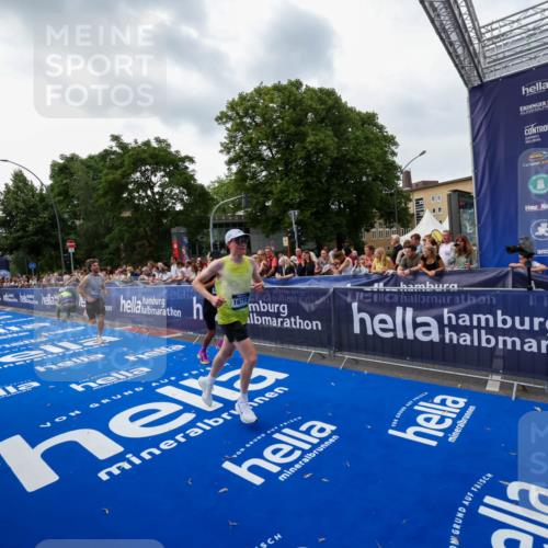 29.06.2025 - hella hamburg halbmarathon Zöllner http://msf.ph/oto/8417122 29.06.2025 10:28:28 Ziel 5328, 12529, 14140, 16711 meine-sportfotos.de