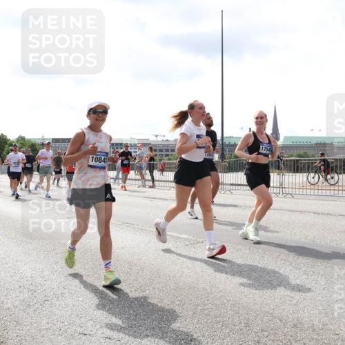 29.06.2025 - hella hamburg halbmarathon Lena Gebhardt http://msf.ph/oto/8417124 29.06.2025 10:42:27 Lombardsbrücke 10842, 128544, 17547, 1039, 1150, 1360, 1624, 1752, 1929, 1957, 1994, 2069, 2134, 2145, 2401, 2523, 2538, 2580, 2940, 2941, 2974, 3276, 3326, 3568, 3605, 3874, 4092, 4329, 4334, 4353, 4735, 4736, 4778, 4885, 4891, 4892, 5403, 5417, 5419, 5671, 5810, 6120, 6136, 6153, 6764, 6828, 6837, 6917, 7040, 7260, 7357, 7513, 7557, 7666, 8014, 8459, 8525, 8526, 8529, 8712, 8816, 9008, 9223, 9370, 9980, 10027, 10454, 10532, 10697, 12441, 13241 meine-sportfotos.de
