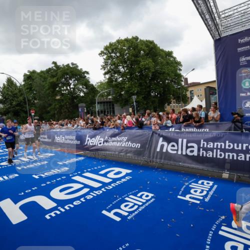 29.06.2025 - hella hamburg halbmarathon Zöllner http://msf.ph/oto/8417125 29.06.2025 10:50:47 Ziel 2234, 2788, 5115, 6712, 7134, 7583, 7952, 8657, 11356, 13701, 15426, 15720, 16291, 17129, 17908, 18229, 18370, 18413, 18820 meine-sportfotos.de