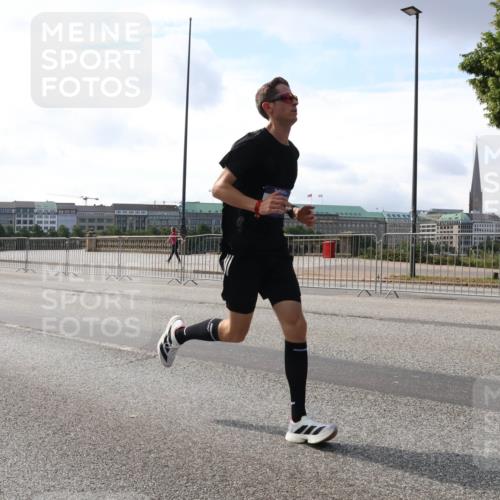 29.06.2025 - hella hamburg halbmarathon Lena Gebhardt http://msf.ph/oto/8417135 29.06.2025 09:41:03 Lombardsbrücke 5253, 6816, 7834, 7963, 9475, 11210, 11829, 12373, 14360, 14766, 15526, 17771, 17886, 18930 meine-sportfotos.de
