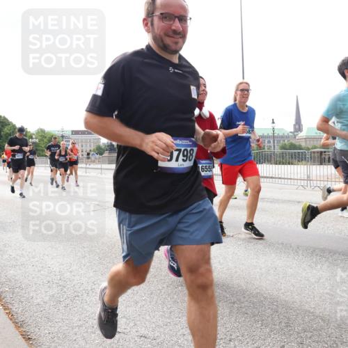 29.06.2025 - hella hamburg halbmarathon Lena Gebhardt http://msf.ph/oto/8417141 29.06.2025 10:17:53 Lombardsbrücke 10174, 3138, 11275, 798, 6555, 582, 657, 1015, 1159, 1160, 1204, 1268, 1274, 1325, 1458, 1554, 1622, 1641, 1749, 1795, 1982, 2094, 2147, 2259, 2305, 2548, 2931, 3138, 3292, 3977, 4194, 4218, 4852, 5002, 5004, 5290, 5611, 5733, 6254, 6270, 6336, 6352, 6786, 7011, 7094, 7258, 7291, 7413, 7566, 7641, 7649, 7838, 7844, 7882, 7883, 8067, 8128, 8144, 8248, 8351, 8607, 8799, 8895, 9400, 9539, 9717, 9734, 9798, 9844, 9848, 9964, 10174, 10332, 10509 meine-sportfotos.de