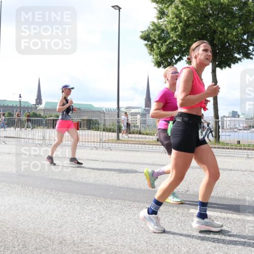 29.06.2025 - hella hamburg halbmarathon Lena Gebhardt http://msf.ph/oto/8417142 29.06.2025 10:05:19 Lombardsbrücke 1126, 1559, 1863, 1936, 1981, 2288, 2298, 2424, 2624, 3071, 3413, 3578, 4014, 4220, 4782, 4951, 5073, 6059, 6907, 6908, 7302, 7826, 8089, 8999, 9007, 9019, 9075, 9165, 9559, 9680, 9736, 9737, 9738, 10343, 10694, 11088, 11595, 11784, 11873, 11958, 12557, 13221, 13242, 13327, 13717, 14203, 14465, 14642, 16092, 16134, 16478, 16546, 16579, 16847, 17112, 17707, 17818, 18189, 18616, 18617, 19034 meine-sportfotos.de