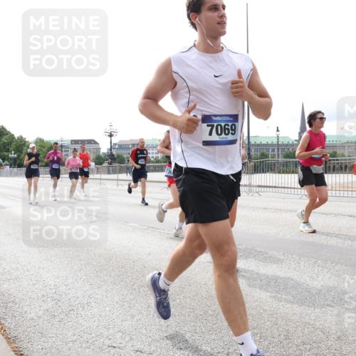 29.06.2025 - hella hamburg halbmarathon Lena Gebhardt http://msf.ph/oto/8417149 29.06.2025 10:26:51 Lombardsbrücke 18942, 73, 7069, 1300, 1530, 1793, 1973, 2045, 2306, 2643, 4358, 4507, 4509, 4844, 5494, 5495, 5707, 6625, 6637, 6905, 7069, 7234, 7314, 7929, 8056, 8079, 8357, 9186, 9349, 10465, 11110, 11270, 11740, 12071, 12126, 13264, 13462, 14020, 14021, 14930, 15027, 15108, 15807, 15878, 16479, 16788, 17049, 17300, 17445, 17675, 18074, 18087, 18516, 18962, 18976, 18978 meine-sportfotos.de