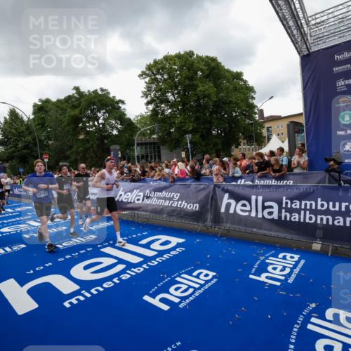 29.06.2025 - hella hamburg halbmarathon Zöllner http://msf.ph/oto/8417150 29.06.2025 10:50:48 Ziel 2234, 2788, 5115, 6712, 7134, 7952, 8657, 11356, 13701, 15426, 15720, 17129, 17908, 18229, 18370, 18820 meine-sportfotos.de