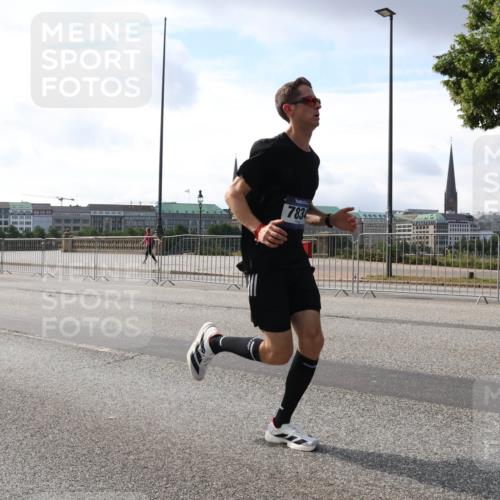 29.06.2025 - hella hamburg halbmarathon Lena Gebhardt http://msf.ph/oto/8417151 29.06.2025 09:41:03 Lombardsbrücke 7834, 5253, 6816, 7834, 7963, 9475, 11210, 11829, 12373, 14360, 14766, 15526, 17771, 17886, 18930 meine-sportfotos.de