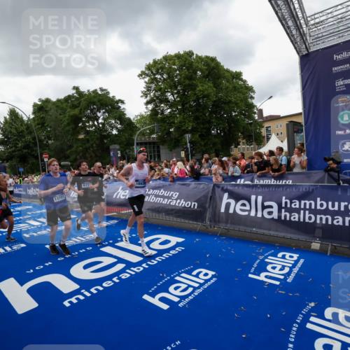 29.06.2025 - hella hamburg halbmarathon Zöllner http://msf.ph/oto/8417160 29.06.2025 10:50:48 Ziel 2234, 2788, 5115, 6712, 7134, 7952, 8657, 11356, 13701, 15426, 15720, 17129, 17908, 18229, 18370, 18820 meine-sportfotos.de