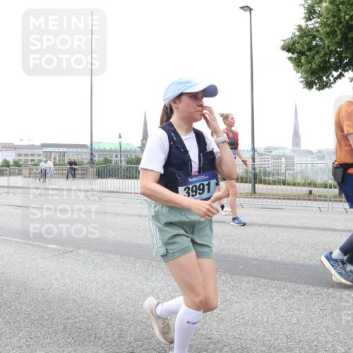 29.06.2025 - hella hamburg halbmarathon Lena Gebhardt http://msf.ph/oto/8417161 29.06.2025 10:51:55 Lombardsbrücke 3991, 1418, 1978, 1997, 2308, 2593, 2736, 2778, 3038, 3240, 3991, 4087, 4273, 4436, 4598, 4606, 4748, 4808, 5062, 5291, 5534, 5716, 5717, 6007, 6091, 6456, 6604, 6885, 6945, 6947, 6954, 6985, 7682, 7841, 7871, 7992, 8125, 8194, 8196, 8250, 8251, 8399, 8621, 9220, 9340, 9460, 9462, 9590, 9594, 9673, 9730, 10342, 10496, 10521, 10533, 10673, 10693, 10830, 11101, 11126, 11127, 11268, 11375, 11875, 12065 meine-sportfotos.de