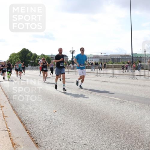 29.06.2025 - hella hamburg halbmarathon Lena Gebhardt http://msf.ph/oto/8417164 29.06.2025 10:05:19 Lombardsbrücke 4220, 1609, 16478, 1126, 1559, 1863, 1936, 1981, 2288, 2298, 2424, 2624, 3071, 3413, 3578, 4014, 4220, 4782, 4951, 5073, 6059, 6907, 6908, 7302, 7826, 8089, 8999, 9007, 9019, 9075, 9165, 9559, 9680, 9736, 9737, 9738, 10343, 10694, 11088, 11595, 11784, 11873, 11958, 12557, 13221, 13242, 13327, 13717, 14203, 14465, 14642, 16092, 16134, 16478, 16546, 16579, 16847, 17112, 17707, 17818, 18189, 18616, 18617, 19034 meine-sportfotos.de