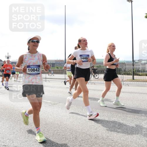 29.06.2025 - hella hamburg halbmarathon Lena Gebhardt http://msf.ph/oto/8417168 29.06.2025 10:42:27 Lombardsbrücke 11463, 6828, 10842, 1440, 1039, 1150, 1360, 1624, 1752, 1929, 1957, 1994, 2069, 2134, 2145, 2401, 2523, 2538, 2580, 2940, 2941, 2974, 3276, 3326, 3568, 3605, 3874, 4092, 4329, 4334, 4353, 4735, 4736, 4778, 4885, 4891, 4892, 5403, 5417, 5419, 5671, 5810, 6120, 6136, 6153, 6764, 6828, 6837, 6917, 7040, 7260, 7357, 7513, 7557, 7666, 8014, 8459, 8525, 8526, 8529, 8712, 8816, 9008, 9223, 9370, 9980, 10027, 10454, 10532, 10697, 12441, 13241 meine-sportfotos.de