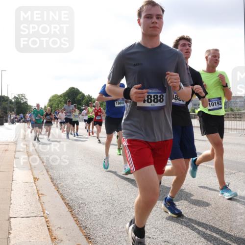 29.06.2025 - hella hamburg halbmarathon Lena Gebhardt http://msf.ph/oto/8417174 29.06.2025 09:51:07 Lombardsbrücke 18274, 18650, 4888, 8, 10193, 1136, 1256, 1441, 1677, 1912, 1941, 1962, 2546, 2579, 3056, 3626, 3700, 3947, 4854, 4888, 4889, 4893, 5026, 5087, 5275, 5387, 5506, 5752, 5916, 6080, 6429, 6593, 6639, 6686, 6687, 6721, 6901, 7110, 7116, 7284, 7378, 7635, 7693, 7962, 8091, 8122, 8319, 8574, 8966, 9262, 9313, 9371, 9380, 9755, 9833, 9885, 10064, 10193, 10415, 10469, 10783, 11049, 11284, 11305, 11907, 12153, 14201 meine-sportfotos.de