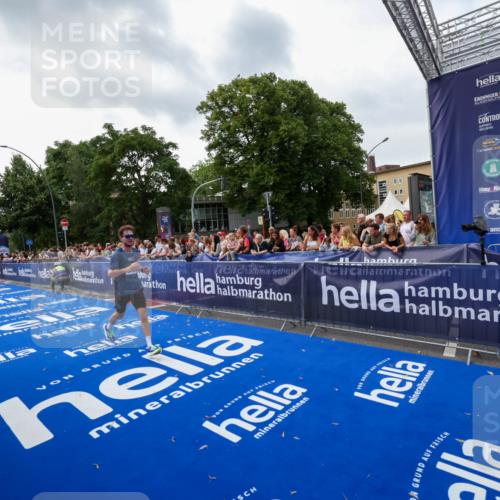 29.06.2025 - hella hamburg halbmarathon Zöllner http://msf.ph/oto/8417181 29.06.2025 10:28:34 Ziel 5328, 17374 meine-sportfotos.de