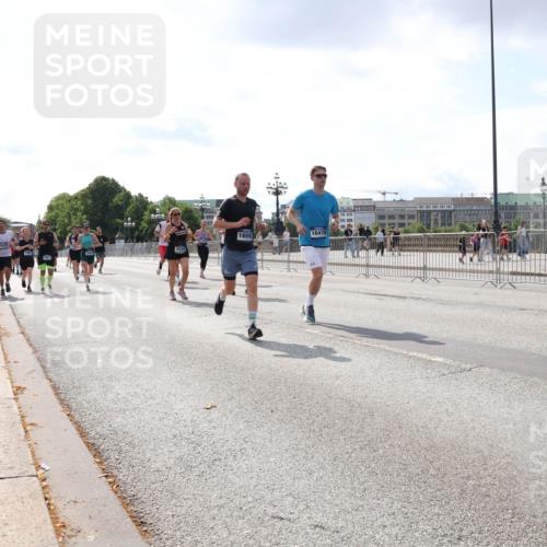 29.06.2025 - hella hamburg halbmarathon Lena Gebhardt http://msf.ph/oto/8417189 29.06.2025 10:05:19 Lombardsbrücke 4220, 16092, 16478, 1126, 1559, 1863, 1936, 1981, 2288, 2298, 2424, 2624, 3071, 3413, 3578, 4014, 4220, 4782, 4951, 5073, 6059, 6907, 6908, 7302, 7826, 8089, 8999, 9007, 9019, 9075, 9165, 9559, 9680, 9736, 9737, 9738, 10343, 10694, 11088, 11595, 11784, 11873, 11958, 12557, 13221, 13242, 13327, 13717, 14203, 14465, 14642, 16092, 16134, 16478, 16546, 16579, 16847, 17112, 17707, 17818, 18189, 18616, 18617, 19034 meine-sportfotos.de