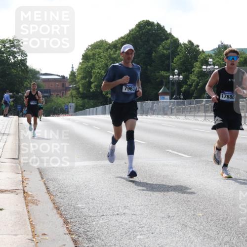 29.06.2025 - hella hamburg halbmarathon Lena Gebhardt http://msf.ph/oto/8417205 29.06.2025 09:41:07 Lombardsbrücke 11624, 7963, 18, 17886, 5253, 6816, 7834, 7963, 9475, 11624, 11829, 12373, 14360, 14766, 15526, 17771, 17886 meine-sportfotos.de