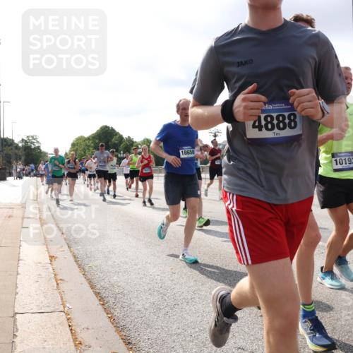 29.06.2025 - hella hamburg halbmarathon Lena Gebhardt http://msf.ph/oto/8417207 29.06.2025 09:51:07 Lombardsbrücke 18274, 18650, 4888, 10193, 1136, 1256, 1441, 1677, 1912, 1941, 1962, 2546, 2579, 3056, 3626, 3700, 3947, 4854, 4888, 4889, 4893, 5026, 5087, 5275, 5387, 5506, 5752, 5916, 6080, 6429, 6593, 6639, 6686, 6687, 6721, 6901, 7110, 7116, 7284, 7378, 7635, 7693, 7962, 8091, 8122, 8319, 8574, 8966, 9262, 9313, 9371, 9380, 9755, 9833, 9885, 10064, 10193, 10415, 10469, 10783, 11049, 11284, 11305, 11907, 12153, 14201 meine-sportfotos.de