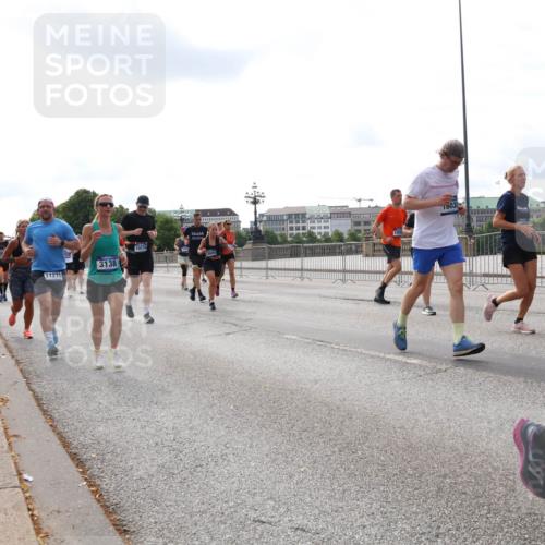 29.06.2025 - hella hamburg halbmarathon Lena Gebhardt http://msf.ph/oto/8417213 29.06.2025 10:17:54 Lombardsbrücke 6171, 11275, 3138, 10174, 1003, 1015, 1159, 1160, 1204, 1268, 1274, 1325, 1458, 1554, 1622, 1641, 1749, 1795, 1982, 2094, 2147, 2259, 2305, 2548, 2931, 3138, 3292, 3977, 4194, 4218, 4804, 4852, 5002, 5004, 5290, 5611, 5733, 6254, 6270, 6336, 6352, 6786, 7094, 7258, 7291, 7413, 7566, 7641, 7649, 7838, 7844, 7882, 7883, 8067, 8128, 8144, 8248, 8351, 8607, 8799, 8895, 9400, 9539, 9717, 9734, 9798, 9844, 9848, 9964, 10174, 10332, 10509 meine-sportfotos.de