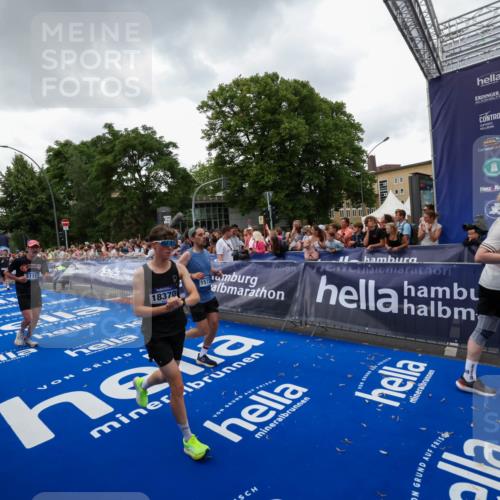 29.06.2025 - hella hamburg halbmarathon Zöllner http://msf.ph/oto/8417226 29.06.2025 10:50:53 Ziel 1466, 3654, 3947, 4839, 5018, 5115, 7052, 8205, 8657, 10750, 15395, 15426, 15643, 15720, 17129, 17908, 18182, 18370 meine-sportfotos.de