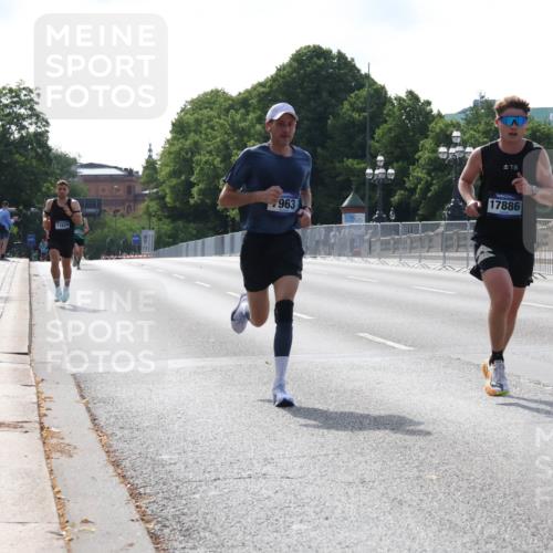 29.06.2025 - hella hamburg halbmarathon Lena Gebhardt http://msf.ph/oto/8417227 29.06.2025 09:41:08 Lombardsbrücke 11624, 963, 8, 17886, 5253, 6816, 7834, 7963, 11624, 11829, 12373, 14360, 14766, 15526, 17771, 17886 meine-sportfotos.de
