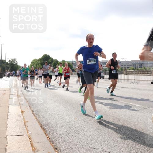 29.06.2025 - hella hamburg halbmarathon Lena Gebhardt http://msf.ph/oto/8417230 29.06.2025 09:51:07 Lombardsbrücke 18274, 18650, 8319, 1136, 1256, 1441, 1677, 1912, 1941, 1962, 2546, 2579, 3056, 3626, 3700, 3947, 4854, 4888, 4889, 4893, 5026, 5087, 5275, 5387, 5506, 5752, 5916, 6080, 6429, 6593, 6639, 6686, 6687, 6721, 6901, 7110, 7116, 7284, 7378, 7635, 7693, 7962, 8091, 8122, 8319, 8574, 8966, 9262, 9313, 9371, 9380, 9755, 9833, 9885, 10064, 10193, 10415, 10469, 10783, 11049, 11284, 11305, 11907, 12153, 14201 meine-sportfotos.de