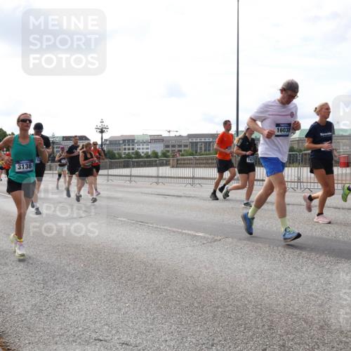 29.06.2025 - hella hamburg halbmarathon Lena Gebhardt http://msf.ph/oto/8417234 29.06.2025 10:17:54 Lombardsbrücke 14701, 11275, 3138, 16, 16038, 1015, 1159, 1160, 1204, 1268, 1274, 1325, 1458, 1554, 1622, 1641, 1749, 1795, 1982, 2094, 2147, 2259, 2305, 2548, 2931, 3138, 3292, 3977, 4194, 4218, 4804, 4852, 5002, 5004, 5290, 5611, 5733, 6254, 6270, 6336, 6352, 6786, 7094, 7258, 7291, 7413, 7566, 7641, 7649, 7838, 7844, 7882, 7883, 8067, 8128, 8144, 8248, 8351, 8607, 8799, 8895, 9400, 9539, 9717, 9734, 9798, 9844, 9848, 9964, 10174, 10332, 10509 meine-sportfotos.de
