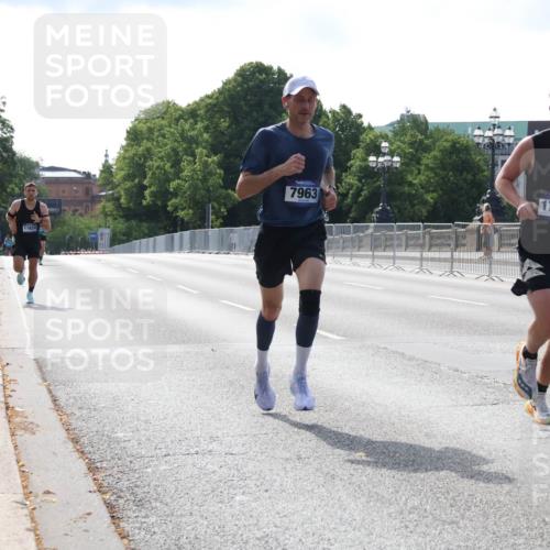 29.06.2025 - hella hamburg halbmarathon Lena Gebhardt http://msf.ph/oto/8417246 29.06.2025 09:41:08 Lombardsbrücke 11624, 8, 7963, 17886, 5253, 6816, 7834, 7963, 11624, 11829, 12373, 14360, 14766, 15526, 17771, 17886 meine-sportfotos.de
