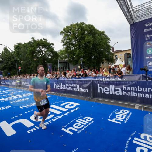 29.06.2025 - hella hamburg halbmarathon Zöllner http://msf.ph/oto/8417247 29.06.2025 10:28:37 Ziel 10222, 17213, 17374 meine-sportfotos.de