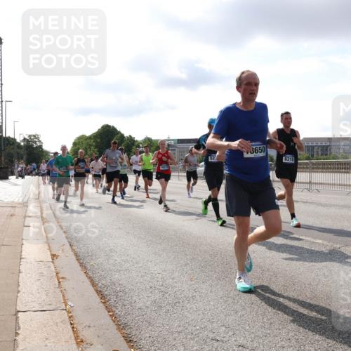 29.06.2025 - hella hamburg halbmarathon Lena Gebhardt http://msf.ph/oto/8417251 29.06.2025 09:51:08 Lombardsbrücke 1280, 18274, 52, 3650, 8319, 1136, 1256, 1441, 1677, 1912, 1941, 1962, 2546, 2579, 3056, 3626, 3700, 3947, 4854, 4888, 4889, 4893, 5026, 5087, 5275, 5387, 5506, 5752, 5916, 6080, 6429, 6593, 6639, 6686, 6687, 6721, 6901, 7110, 7116, 7284, 7378, 7635, 7693, 7962, 8091, 8122, 8319, 8574, 8966, 9262, 9313, 9371, 9380, 9755, 9833, 9885, 10064, 10193, 10415, 10469, 10783, 11049, 11284, 11305, 11907, 12153, 14201 meine-sportfotos.de