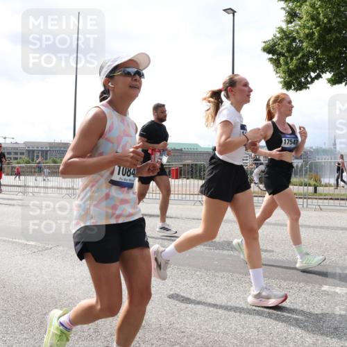 29.06.2025 - hella hamburg halbmarathon Lena Gebhardt http://msf.ph/oto/8417252 29.06.2025 10:42:28 Lombardsbrücke 1731, 6828, 1084, 17547, 1039, 1150, 1360, 1624, 1752, 1929, 1957, 1994, 2069, 2134, 2145, 2401, 2523, 2538, 2580, 2940, 2941, 2974, 3276, 3326, 3568, 3605, 3874, 4092, 4329, 4334, 4353, 4735, 4736, 4778, 4885, 4891, 4892, 5403, 5417, 5419, 5671, 5810, 6120, 6136, 6153, 6764, 6828, 6837, 6917, 7040, 7260, 7357, 7513, 7557, 7666, 8014, 8459, 8525, 8526, 8529, 8712, 8816, 9008, 9223, 9370, 9980, 10027, 10454, 10532, 10697, 12441, 13241 meine-sportfotos.de