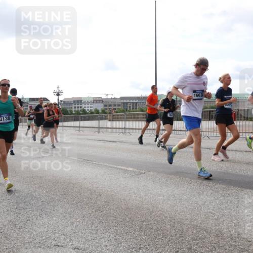 29.06.2025 - hella hamburg halbmarathon Lena Gebhardt http://msf.ph/oto/8417255 29.06.2025 10:17:54 Lombardsbrücke 11275, 3138, 162, 16038, 14825, 119, 1015, 1159, 1160, 1204, 1268, 1274, 1325, 1458, 1554, 1622, 1641, 1749, 1795, 1982, 2094, 2147, 2259, 2305, 2548, 2931, 3138, 3292, 3977, 4194, 4218, 4804, 4852, 5002, 5004, 5290, 5611, 5733, 6254, 6270, 6336, 6352, 6786, 7094, 7258, 7291, 7413, 7566, 7641, 7649, 7838, 7844, 7882, 7883, 8067, 8128, 8144, 8248, 8351, 8607, 8799, 8895, 9400, 9539, 9717, 9734, 9798, 9844, 9848, 9964, 10174, 10332, 10509 meine-sportfotos.de