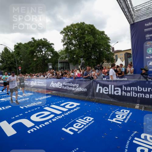 29.06.2025 - hella hamburg halbmarathon Zöllner http://msf.ph/oto/8417262 29.06.2025 10:50:56 Ziel 1466, 3654, 3947, 4839, 5018, 7052, 7369, 8205, 8572, 10750, 11551, 13687, 15362, 15395, 15643, 18182 meine-sportfotos.de