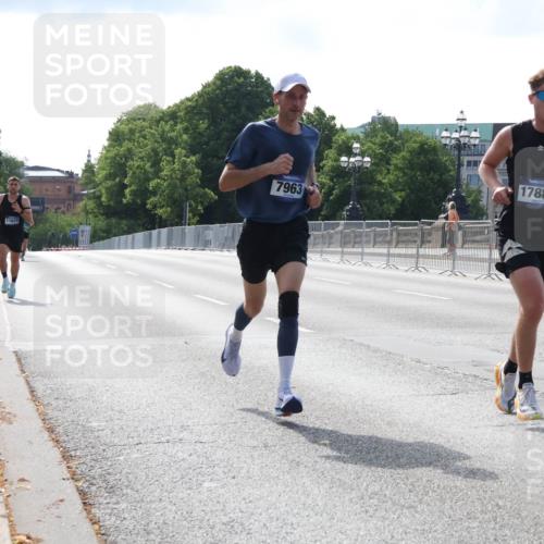 29.06.2025 - hella hamburg halbmarathon Lena Gebhardt http://msf.ph/oto/8417266 29.06.2025 09:41:08 Lombardsbrücke 11624, 7963, 8, 17886, 5253, 6816, 7834, 7963, 11624, 11829, 12373, 14360, 14766, 15526, 17771, 17886 meine-sportfotos.de