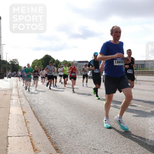 29.06.2025 - hella hamburg halbmarathon Lena Gebhardt http://msf.ph/oto/8417269 29.06.2025 09:51:08 Lombardsbrücke 2153, 18274, 5275, 18650, 8319, 1136, 1256, 1441, 1677, 1912, 1941, 1962, 2546, 2579, 3056, 3626, 3700, 3947, 4854, 4888, 4889, 4893, 5026, 5087, 5275, 5387, 5506, 5752, 5916, 6080, 6429, 6593, 6639, 6686, 6687, 6721, 6901, 7110, 7116, 7284, 7378, 7635, 7693, 7962, 8091, 8122, 8319, 8574, 8966, 9262, 9313, 9371, 9380, 9755, 9833, 9885, 10064, 10193, 10415, 10469, 10783, 11049, 11284, 11305, 11907, 12153, 14201 meine-sportfotos.de