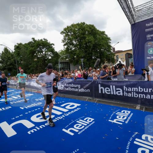 29.06.2025 - hella hamburg halbmarathon Zöllner http://msf.ph/oto/8417279 29.06.2025 10:50:57 Ziel 1466, 2207, 3654, 3947, 4839, 5018, 7052, 7369, 8205, 8572, 10215, 10750, 11551, 13687, 15362, 15395, 15643, 16285, 18182 meine-sportfotos.de