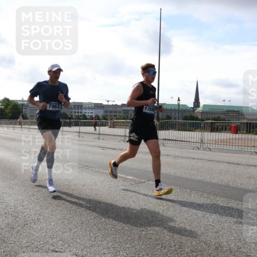 29.06.2025 - hella hamburg halbmarathon Lena Gebhardt http://msf.ph/oto/8417282 29.06.2025 09:41:09 Lombardsbrücke 278, 7963, 1788, 7834, 7963, 10234, 11624, 11829, 12373, 14360, 14766, 15526, 17771, 17886 meine-sportfotos.de