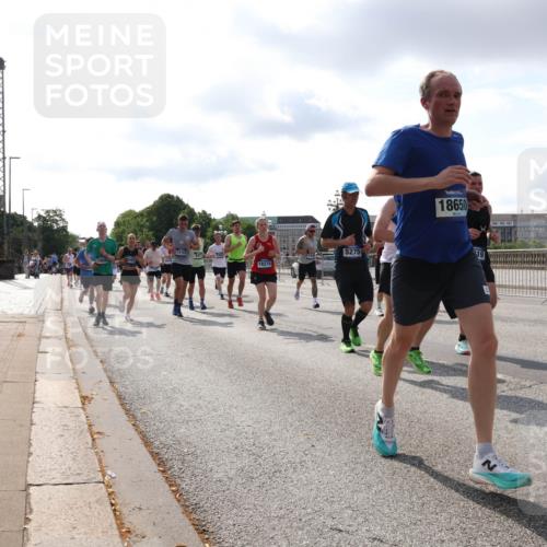 29.06.2025 - hella hamburg halbmarathon Lena Gebhardt http://msf.ph/oto/8417286 29.06.2025 09:51:08 Lombardsbrücke 12153, 18274, 5275, 18650, 19, 1136, 1256, 1441, 1677, 1912, 1941, 1962, 2546, 2579, 3056, 3626, 3700, 3947, 4854, 4888, 4889, 4893, 5026, 5087, 5275, 5387, 5506, 5752, 5916, 6080, 6429, 6593, 6639, 6686, 6687, 6721, 6901, 7110, 7116, 7284, 7378, 7635, 7693, 7962, 8091, 8122, 8319, 8574, 8966, 9262, 9313, 9371, 9380, 9755, 9833, 9885, 10064, 10193, 10415, 10469, 10783, 11049, 11284, 11305, 11907, 12153, 14201 meine-sportfotos.de