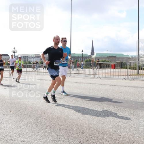29.06.2025 - hella hamburg halbmarathon Lena Gebhardt http://msf.ph/oto/8417295 29.06.2025 10:05:20 Lombardsbrücke 1609, 1861, 422, 16478, 1126, 1559, 1863, 1936, 1981, 2288, 2298, 2424, 2624, 3071, 3413, 3578, 4014, 4220, 4782, 4951, 5073, 6059, 6907, 6908, 7302, 7826, 8089, 8999, 9007, 9019, 9075, 9165, 9559, 9680, 9736, 9737, 9738, 10343, 10694, 11088, 11595, 11784, 11873, 11958, 12557, 13221, 13242, 13327, 13717, 14203, 14465, 14642, 16092, 16134, 16478, 16546, 16579, 16847, 17112, 17707, 17818, 18189, 18616, 18617, 19034, 19248 meine-sportfotos.de