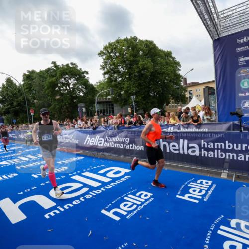29.06.2025 - hella hamburg halbmarathon Zöllner http://msf.ph/oto/8417299 29.06.2025 10:28:45 Ziel 1953, 3968, 6090, 10222, 15655, 17213, 17428 meine-sportfotos.de