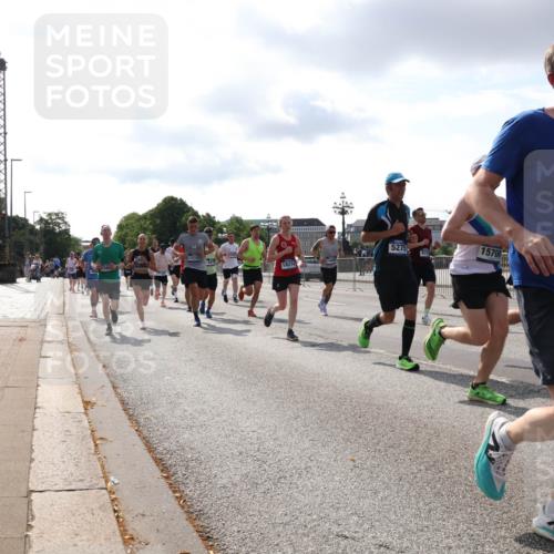 29.06.2025 - hella hamburg halbmarathon Lena Gebhardt http://msf.ph/oto/8417300 29.06.2025 09:51:08 Lombardsbrücke 12153, 18274, 5275, 15706, 18650, 1136, 1256, 1441, 1677, 1912, 1941, 1962, 2546, 2579, 3056, 3626, 3700, 3947, 4854, 4888, 4889, 4893, 5026, 5087, 5275, 5387, 5506, 5752, 5916, 6080, 6429, 6593, 6639, 6686, 6687, 6721, 6901, 7110, 7116, 7284, 7378, 7635, 7693, 7962, 8091, 8122, 8319, 8574, 8966, 9262, 9313, 9371, 9380, 9755, 9833, 9885, 10064, 10193, 10415, 10469, 10783, 11049, 11284, 11305, 11907, 12153, 14201 meine-sportfotos.de