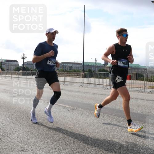 29.06.2025 - hella hamburg halbmarathon Lena Gebhardt http://msf.ph/oto/8417311 29.06.2025 09:41:09 Lombardsbrücke 7963, 278, 17886, 7834, 7963, 10234, 11624, 11829, 12373, 14360, 14766, 15526, 17771, 17886 meine-sportfotos.de