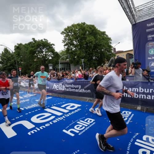 29.06.2025 - hella hamburg halbmarathon Zöllner http://msf.ph/oto/8417314 29.06.2025 10:50:57 Ziel 1466, 2207, 3654, 3947, 4839, 5018, 7052, 7369, 8205, 8572, 10215, 10750, 11551, 13687, 15362, 15395, 15643, 16285, 18182 meine-sportfotos.de