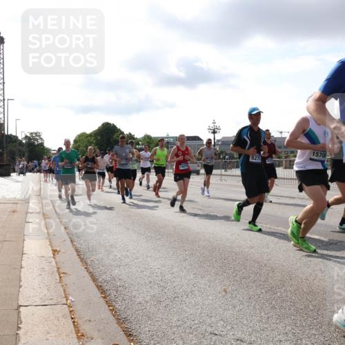 29.06.2025 - hella hamburg halbmarathon Lena Gebhardt http://msf.ph/oto/8417316 29.06.2025 09:51:08 Lombardsbrücke 2153, 371, 5275, 12808, 18274, 2, 15706, 18650, 1136, 1256, 1441, 1677, 1912, 1941, 1962, 2546, 2579, 3056, 3626, 3700, 3947, 4854, 4888, 4889, 4893, 5026, 5087, 5275, 5387, 5506, 5752, 5916, 6080, 6429, 6593, 6639, 6686, 6687, 6721, 6901, 7110, 7116, 7284, 7378, 7635, 7693, 7962, 8091, 8122, 8319, 8574, 8966, 9262, 9313, 9371, 9380, 9755, 9833, 9885, 10064, 10193, 10415, 10469, 10783, 11049, 11284, 11305, 11907, 12153, 14201 meine-sportfotos.de