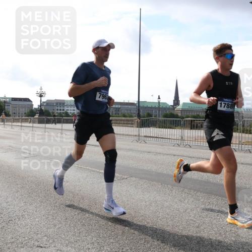 29.06.2025 - hella hamburg halbmarathon Lena Gebhardt http://msf.ph/oto/8417329 29.06.2025 09:41:10 Lombardsbrücke 7963, 278, 17886, 7834, 7963, 10234, 11624, 11829, 14360, 14766, 15526, 17771, 17886 meine-sportfotos.de